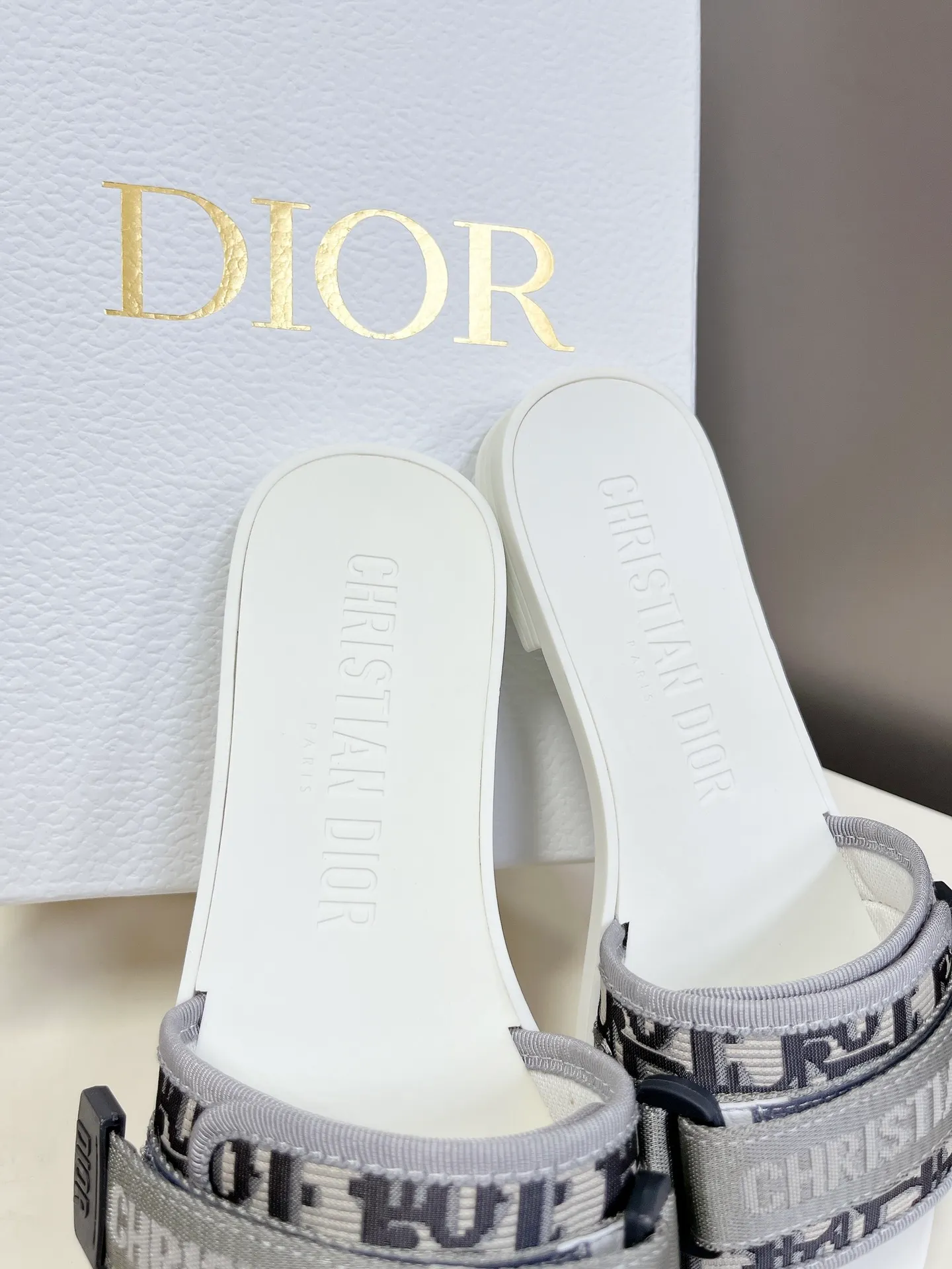 👟👟Ex-factory price 360👟👟 Dior classic Dior Velcro buckle sandals. The high version of the GO original version is perfectly reproduced. The most popular color matching fabric. Super layered. The original molded high-end TPU outsole✔️very comfortable and easy to walk. The upper materials are all original customized, 3D electric embroidered three-dimensional cloth surface. Very versatile. A must-have for lazy people in summer. The original full set of packaging code number: 35-40